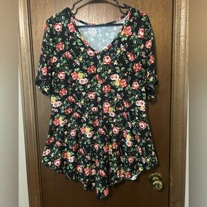 Super Soft floral short sleeve top with pointed bottom size 2XL